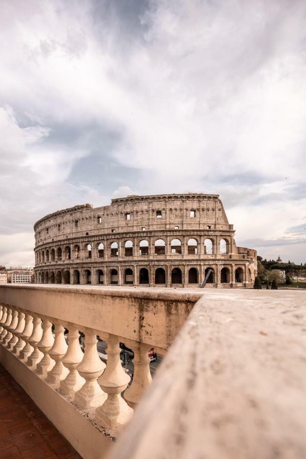 Jacuzzi In Front Of The Colosseum Rome Luaran gambar